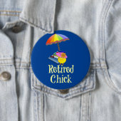 Badge Rond 10 Cm Chick Retraité, Design Décoratif. (En situation)