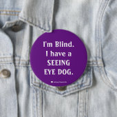 Badge Rond 10 Cm Chien à yeux pourpre (En situation)