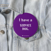 Badge Rond 10 Cm Chien de service pourpre (En situation)