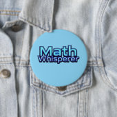 Badge Rond 10 Cm Chuchoteur de maths (En situation)