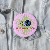 Badge Rond 10 Cm Cinquantième bouton de fête d'anniversaire (En situation)