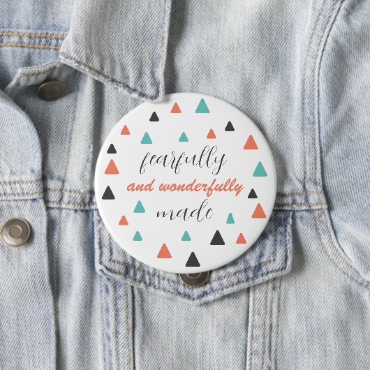 Badge Rond 10 Cm Citation Motif De Triangles Faite Avec Peur (En situation)