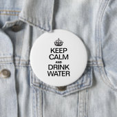 BADGE ROND 10 CM CONSERVEZ LE CALME ET L'EAU POTABLE (En situation)