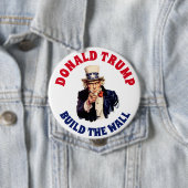 BADGE ROND 10 CM CONSTRUCTION DE DONALD TRUMP LE MUR (En situation)