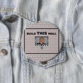 Badge Rond 10 Cm Construire ce mur / Anti-Trump, (En situation)