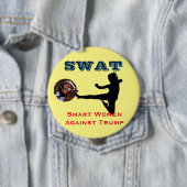 Badge Rond 10 Cm COUP : Femmes futées contre l'atout (En situation)