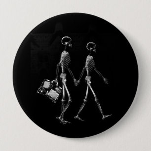 BADGE ROND 10 CM COUPLES SQUELETTIQUES B&W DE DÉPLACEMENT DE VISION