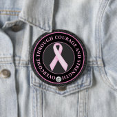 Badge Rond 10 Cm Courage and Strength – Pink Ribbon Awareness (En situation)