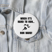 Badge Rond 10 Cm Courez dur (En situation)