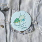 Badge Rond 10 Cm Cute Baby shower de tortue de mer Kawaii Blue Boy (En situation)