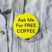 Badge Rond 10 Cm Demandez-moi l'insigne libre de café (En situation)