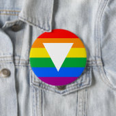 Badge Rond 10 Cm Design triangle gay pride (En situation)