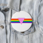 Badge Rond 10 Cm Design triangle gay pride (En situation)