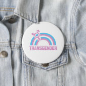 BADGE ROND 10 CM DRAPEAU D'ARC-EN-CIEL DE TRANSSEXUEL (En situation)