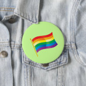 Badge Rond 10 Cm Drapeau de gay pride (En situation)