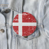 BADGE ROND 10 CM DRAPEAU DU DANEMARK (En situation)