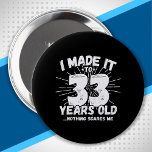 Badge Rond 10 Cm Drôle 33e anniversaire Citation Sarcastique 33 ans<br><div class="desc">This funny 33rd birthday design makes a great sarcastic humor joke or novelty gag gift for a 33 year old birthday theme or surprise 33rd birthday party ! Objets "I Made it to 33 Years Old... Nothing Scares Me" funny 33rd birthday meme that will get lots of laughs from family,...</div>