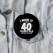 Badge Rond 10 Cm Drôle 40e Anniversaire Citation Sarcastique 40 ans (En situation)