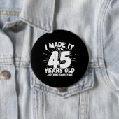 Badge Rond 10 Cm Drôle 45e anniversaire Citation Sarcastique 45 ans (En situation)