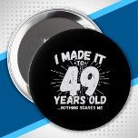 Badge Rond 10 Cm Drôle 49e Anniversaire Citation Sarcastique 49 Ann<br><div class="desc">This funny 49th birthday design makes a great sarcastic humor joke or novelty gag gift for a 49 year old birthday theme or surprise 49th birthday ! Objets "I Made it to 49 Years Old... Nothing Scares Me" funny 49th birthday meme that get lots of laughs from family, friends, guests...</div>