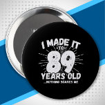 Badge Rond 10 Cm Drôle 89e Anniversaire Citation Sarcastique 89 Ann<br><div class="desc">This funny 89th birthday design makes a great sarcastic humor joke or novelty gag gift for a 89 year old birthday theme or surprise 89th birthday party ! Objets "I Made it to 89 Years Old... Nothing Scares Me" funny 89th birthday meme that get lots of laughs from family, friends,...</div>