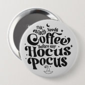 Badge Rond 10 Cm Drôle sorcière a besoin de café Halloween (Devant & derrière)