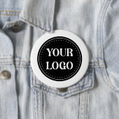 Badge Rond 10 Cm élégant, contemporain, poli et personnalisable (En situation)