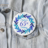Badge Rond 10 Cm Élégante couronne bleue 65e anniversaire (En situation)