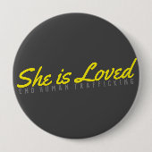 Badge Rond 10 Cm Elle est aimée : Trafic d'humain d'extrémité (Devant)
