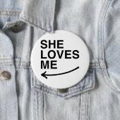 Badge Rond 10 Cm Elle m'aime .png (gauche) (En situation)