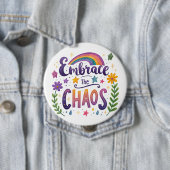 Badge Rond 10 Cm "Embrace The Chaos" Button (En situation)