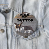 Badge Rond 10 Cm Embrasse mon bouton Embrasser les chats (En situation)