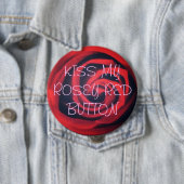 Badge Rond 10 Cm Embrassez mon bouton rouge de rosey (En situation)