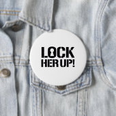 Badge Rond 10 Cm ENFERMEZ-LA - Hillary pour la prison --- Élection (En situation)