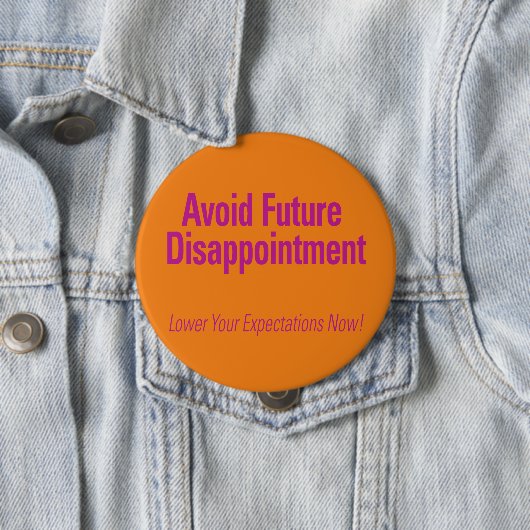 Badge Rond 10 Cm Éviter la future déception Orange (En situation)