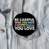 Badge Rond 10 Cm Faites attention à qui vous haïssez Rainbow Gay pr (En situation)