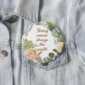 Badge Rond 10 Cm femmes fortes changer le monde 8 mars égalité (En situation)