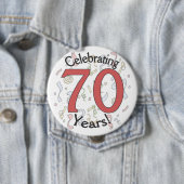 Badge Rond 10 Cm Fête 70 ans confetti anniversaire énorme bouton (En situation)