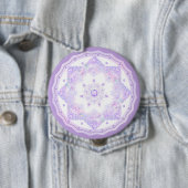 Badge Rond 10 Cm flocon de neige violet clair et coeur étincelant (En situation)