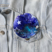 Badge Rond 10 Cm Fond spatial avec étoiles (En situation)