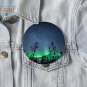 Badge Rond 10 Cm Forêt Northern Lights (En situation)