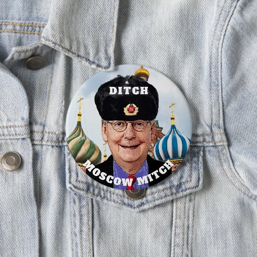 Badge Rond 10 Cm "Fossé drôle Moscou Mitch" McConnell (En situation)
