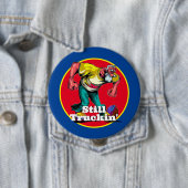 Badge Rond 10 Cm Fun Still Truckin' (En situation)