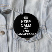 BADGE ROND 10 CM GARDER LE CALME ET METTRE FIN À L'HOMOPHOBIE (En situation)