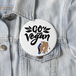 Badge Rond 10 Cm Go Vegan Personne qui serre la vache