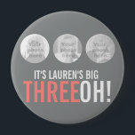 Badge Rond 10 Cm gris rose 30ème Trois OH ! photo trentième anniver<br><div class="desc">Pink,  white et grey 30e anniversaire badge de la broche bouton. 30 ans badge personnaliser avec votre propre nom et trois photo! Idéal pour les fêtes ou pour ajouter à des cadeaux ou des cartes. D'autres articles correspondants sont disponibles. Design unique par Sarah Trett pour www.mylittleeden.com seulement sur Zazzle</div>