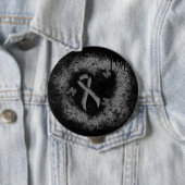 Badge Rond 10 Cm Gris Sensibilisation Ruban Grunge Coeur (En situation)