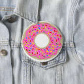 Badge Rond 10 Cm Grosse truite rose givrée (En situation)