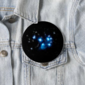 Badge Rond 10 Cm Groupe d'étoile bleue de Pleiades (En situation)