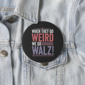 Badge Rond 10 Cm Harris Walz Élection Quand Ils Vont Bizarre Nous A (En situation)